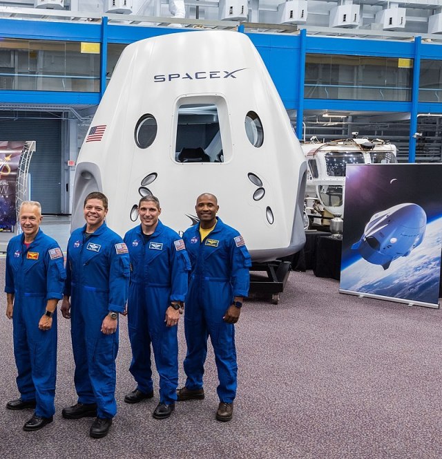 Будущие пилоты космического корабля Dragon 2, слева направо: Дуглас Хёрли, Роберт Бенкен, Майкл Хопкинс и Виктор Гловер. SpaceX