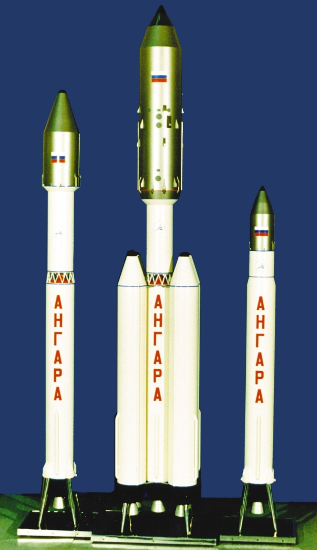Модели ракет-носителей семейства «Ангара» 1998 года, слева направо: лёгкий вариант «Ангара-1.2» (стартовая масса 158 т), средний вариант «Ангара-5И» (700 т), лёгкий вариант «Ангара-1.1» (137 т). ГКНПЦ имени М.В. Хруничева